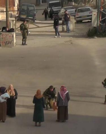 فتشت قوات الاحتلال الإسرائيلي، اليوم الثلاثاء، عددا من منازل المواطنين، ومنشآت آخرى، في محافظة الخليل، جنوب الضفة الغربية، واستدعت مواطنين في المدينة، لمقابلة مخابراتها.  وأفادت مصادر أمنية لــ"وفا"، بأن قوات الاحتلال اقتحمت مطبعة في شارع السلام بمدينة ال