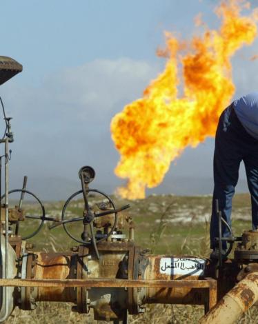 النفط يهبط مع ارتفاع الدولار