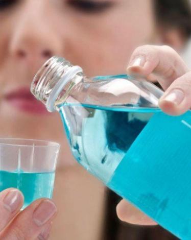 تنظيف الفم: الغسول يعزز مقاومة الجراثم والبكتيريا!