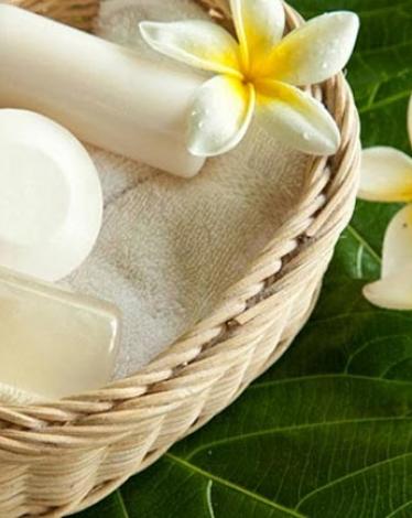 Natural-way-to-prepare-the-liquid-bath-of-pure-and-supple-skin