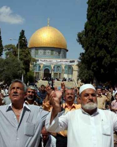 آلاف المواطنين يؤدون الجمعة برحاب الأقصى