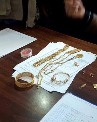 كشفت مباحث شمال غزة قسم معسكر جباليا سرقة ذهب من إحدى الشقق السكنية في منطقة التوأم شمال قطاع غزة.  وذكرت المباحث أن المواطن و .ق تقدم إليها بشكوى قبل اسبوع مفادها قيام مجهولين بالسطو على منزله وسرقة ذهب يقدر ثمنه بقيمة 10000 دينار أردني.  وأفادت مباحث ال