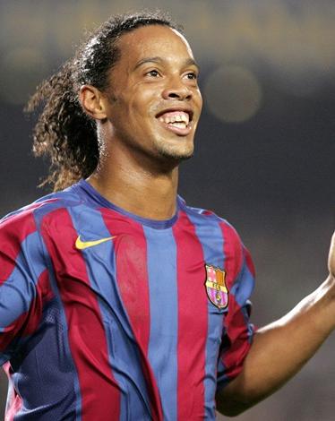 برشلونة يعيد رونالدينيو إلى أحضانه