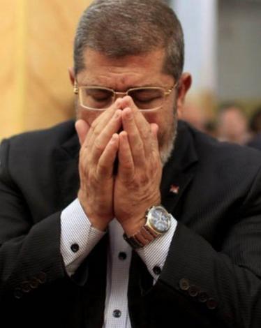 شاهد: مقدسيون يستذكرون مرسي في الأقصى بتهنئة العيد