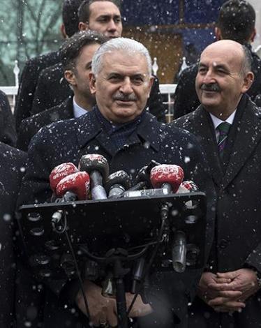 أعرب رئيس الوزراء التركي، بن علي يلدريم، عن أمله في أن يتحول اتفاق وقف إطلاق النار في سوريا إلى سلام دائم، وأن يتوقف قتل المزيد من المدنيين والأبرياء.   وأضاف يلدريم في تصريح صحفي عقب أدائه صلاة الجمعة في العاصمة التركية أنقرة، "آمل أن يتحول اتفاق وقف إطل