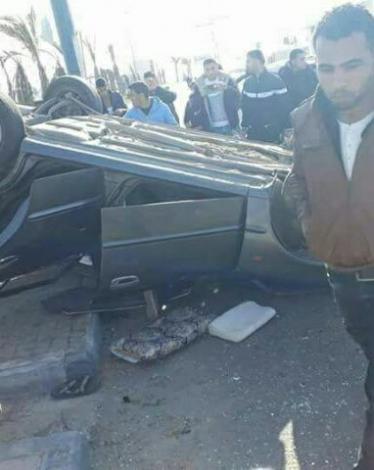 5 إصابات بانقلاب سيارة وسط القطاع