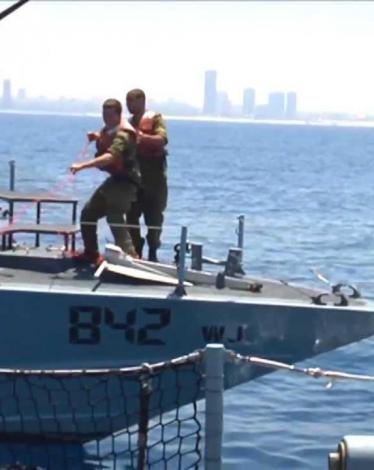 مطاردة وإطلاق نار لقارب فلسطيني شمال القطاع