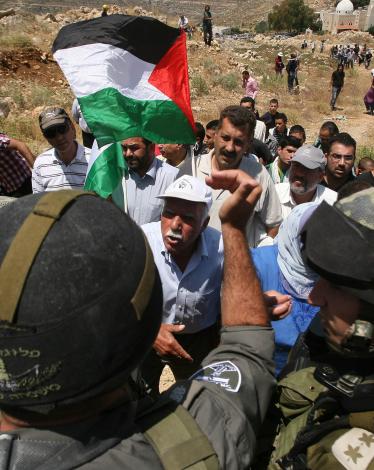 عشرات المتضامنين يشاركون أهالي بلعين مسيرتهم الأسبوعية