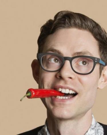 رجل يأكل فلفل حار