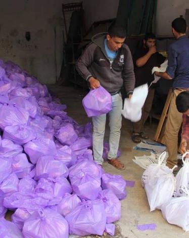 حماس تقدم مساعدات خيرية بتكلفة 60 ألف دولار بدير البلح