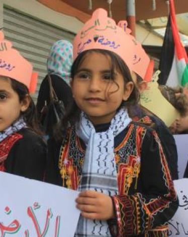اللجنة-الشعبية-للاجئين-تحيى-يوم-الارض-بمسيرة-لاطفال-الرياض-بالنصيرات-3