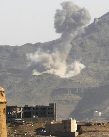 قتل 7 من المتمردين الحوثيين وأصيب آخرون في غارات للتحالف العربي استهدفت موقعا عسكريا في جزيرة كمران بمحافظة الحديدة. وقال مراسل "سكاي نيوز عربية" إن الغارات دمرت أيضا أسلحة للحوثيين منها مدفعية ومخزنا للذخيرة.  كما قتل خمسة من المتمردين وجرح آخرون في مواج