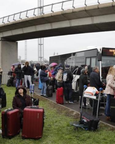 إخلاء مطار بباريس بعد مقتل رجل هاجم جنديا