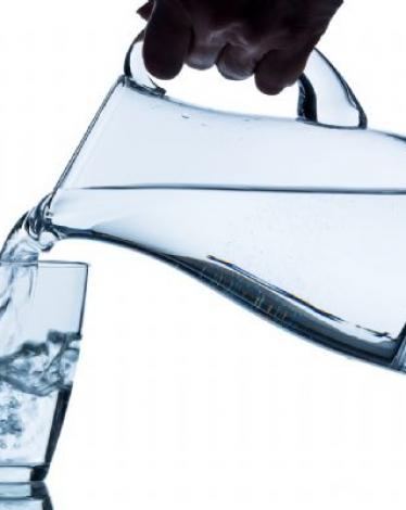 كم من الماء على الإنسان أن يشرب يوميًا؟