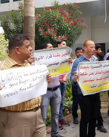"مهندسو العقود" في الأونروا يواصلون احتجاجهم