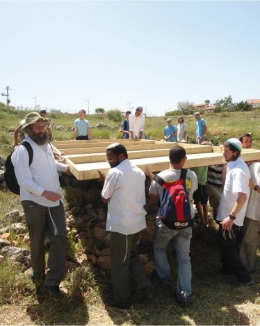 مستوطنون يواصلون اعتداءاتهم على أراضي المواطنين في الساكوت