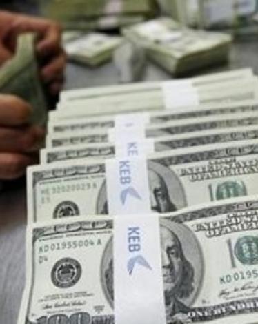 هبوط الدولار وصعود للذهب بعد بيانات أميركية ضعيفة