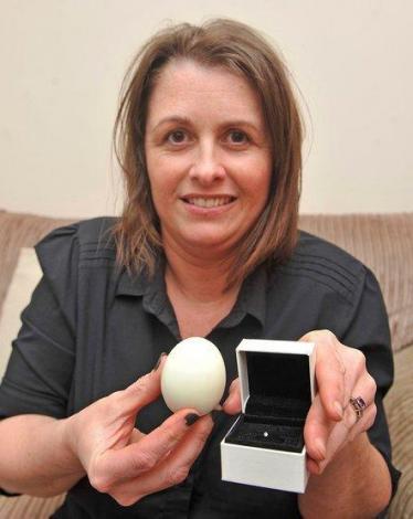 سيدة تعثر على ماسة في بيضة مسلوقة!