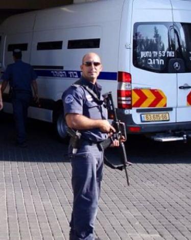 اعتقال أسرى فلسطينيون