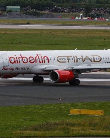 شركة طيران إماراتية تقلص التكاليف بخفض أعداد موظفيها