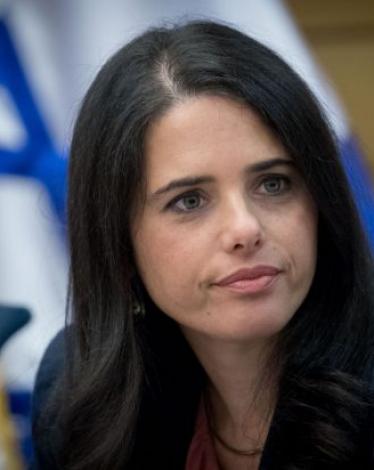 شاكيد: يجب منح أفضلية للعمال الفلسطينيين