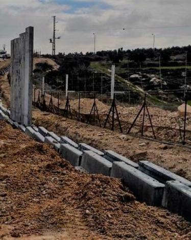 الاحتلال يشرع ببناء مقطع من الجدار في أراضي يعبد