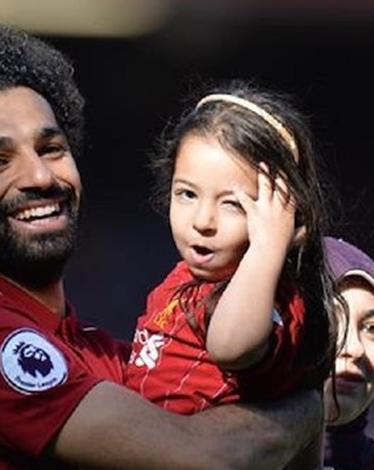 صلاح يحتفل بعيد ميلاد مكة بملابس شخصيات فيلم كارتوني