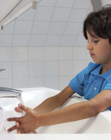 العلماء يصححون أخطاء غسل اليدين بالماء!