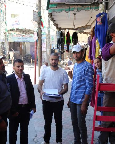 تركيب لوحات الترقيم على واجهات المباني بخانيونس
