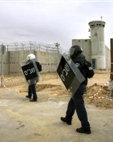 "مصلحة السجون" تعيد أسرى حركتي "فتح" و"الشعبية" لـ"ريمون"