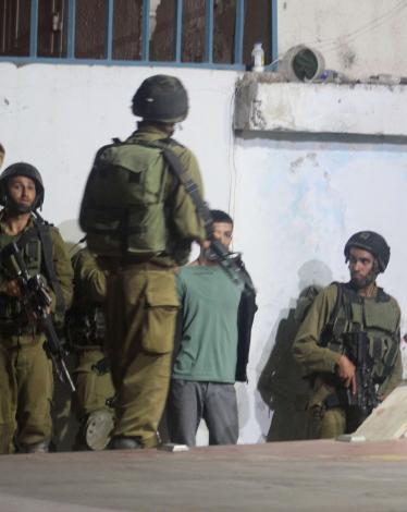 الاحتلال يسلم مواطنين من مخيم العروب بلاغين لمراجعة مخابراته