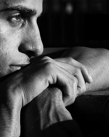 يُداعبُ خصلاتِ شعرِ طفلته التي تستعدُ لخُطى المدرسة، يعدُها بلعبتها المفضّلة عند استلام راتبِه، يرقبُ أطفالـه النّيام، يكبرُ الأملُ في عينيه يومًا بعدَ يومٍ، بعدما حققّ بعضًا من أحلامِهم بشراءِ شقةٍ عن طريق المرابحةِ، ولم يتبقَ من راتبِه إلا القليل، الذي 