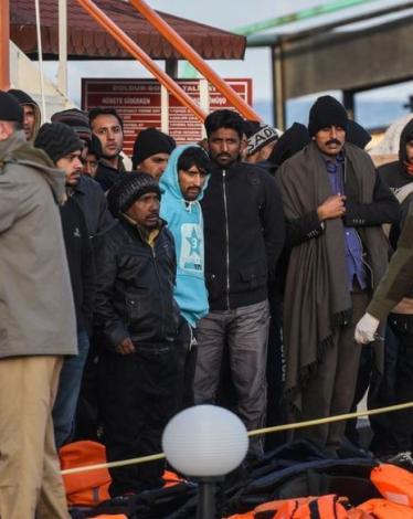 وصول أول سفينة تقل اللاجئين لميناء "ديكيلي" التركي