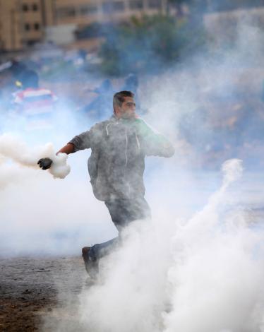 حالات اختناق خلال مواجهات مع الاحتلال غرب جنين