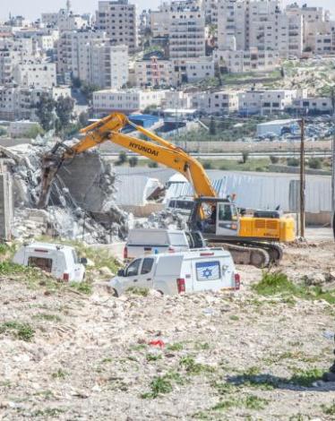 إخطار بوقف البناء بمنزل وهدم آخر في بيت أمر