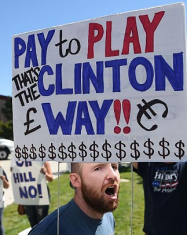 تهاوي شعبية هيلاري كلنتون في استطلاعات الرأي