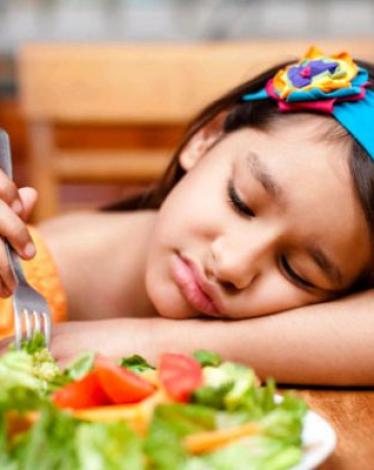 كيف تتصرّفين عندما يرفض طفلك الطعام؟
