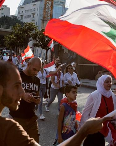 محتجو لبنان ينجحون بمنع انعقاد البرلمان والمصارف تعود للعمل