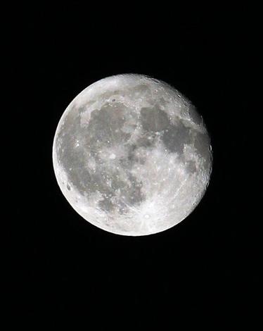 كيف رفرف علم أمريكا فوق القمر؟.. عالم مصري يجيب