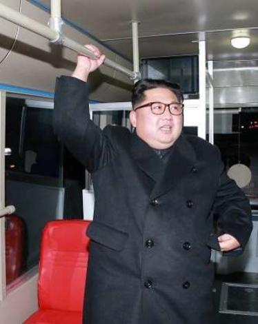 كيم وزوجته يجولان الليل في بيونغ يانغ