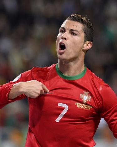 رونالدو يكتب التاريخ مع منتخب بلاده