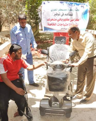 صورة خبر إهداء زكاة المغازي كرسي كهربائي لذوي الاحتياجات الخاصة