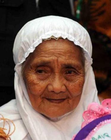 أكبر معمرة إندونيسية تصل الأراضي المقدسة لأداء فريضة الحج