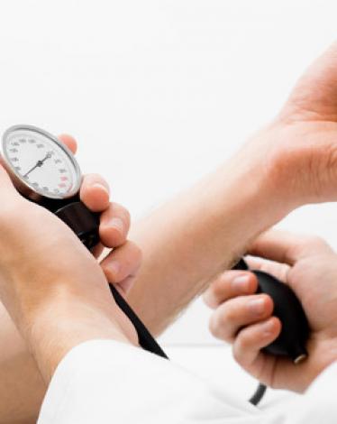 لطالما نسمع من أجدادنا وكبار السن المحيطين بنا عن فائدة العلاجات الطبيعية لكثير من الأمراض عوضاً عن استخدام الأدوية والعقاقير الممتلئة بالمواد الكيمياوية ذات التأثير السلبي على الصحة. ويعتبر ارتفاع ضغط الدم من المشاكل التي لطالما تمت معالجتها بالطرق الطبي