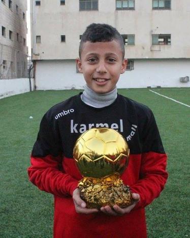 إسلامي قلقيلية يقدم جائزة الكرة الذهبية لأمين بدر