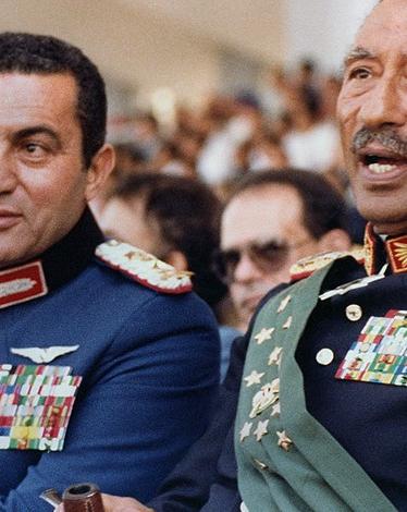 علاء مبارك ينشر صورة نادرة لوالده مع السادات