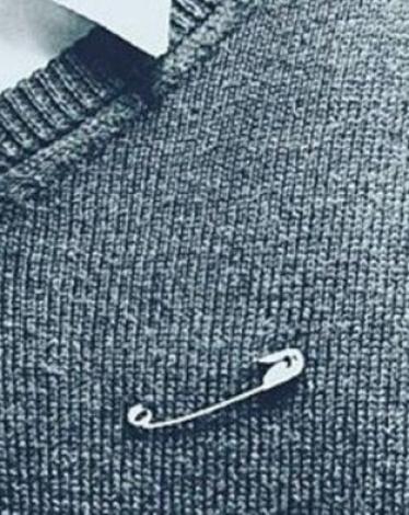 لماذا يضع بعض البريطانيين دبوس على ملابسهم ؟