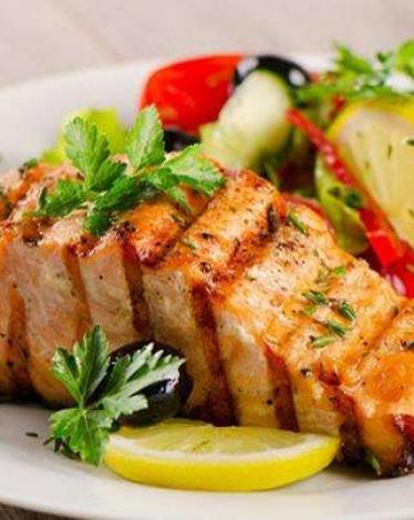 فيليه السلمون بالليمون والأعشاب
