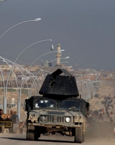 قتل 22 شخصا وجرح عشرات المدنيين في قصف القوات العراقية لليوم الثالث أحياء في المدينة القديمة غربي الموصل، بينما يواجه مئات الآلاف من السكان المحاصرين أوضاعا إنسانية مروعة.  فقد قالت مصادر صحفية وشهود من داخل الموصل إن هؤلاء الضحايا سقطوا جراء القصف بقذائف