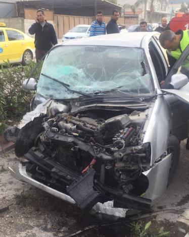 أصيب ثمانية مواطنين، في حادث تصادم وقع صباح اليوم الاثنين، بين ثلاث مركبات على شارع نابلس شرق مدينة طولكرم. وقالت إدارة العلاقات العامة والإعلام في الدفاع المدني، إن طواقم الدفاع المدني أخلت المصابين، الذين وصفت إصاباتهم أنها ما بين متوسطة وطفيفة، وسلمتهم